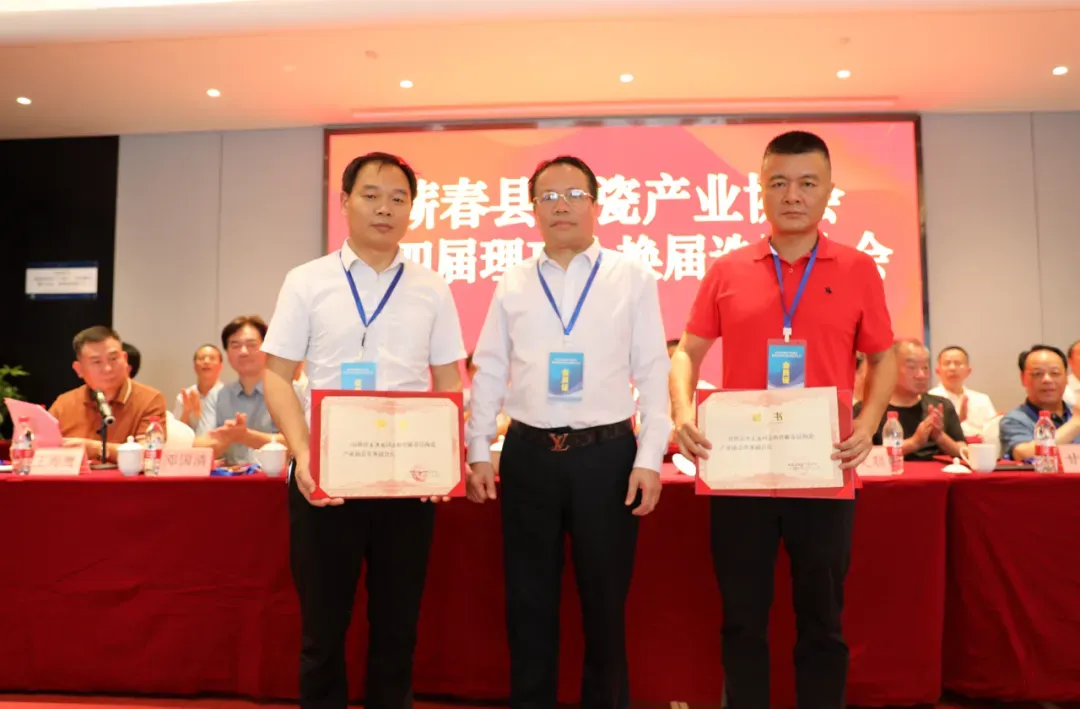 Товарищ хуцзыцзинь вручил письма о назначении исполнительным вице президентам ван цзелину и сюй дуншэну