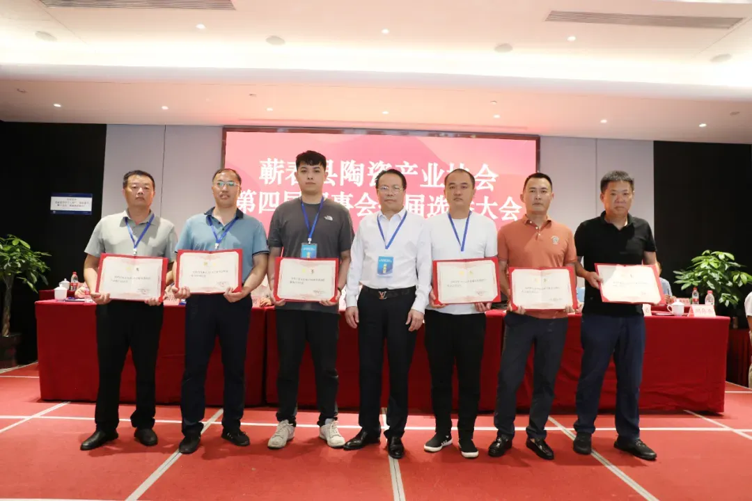 Товарищ хуцзыцзинь вручил письма о назначении шести заместителям председателя