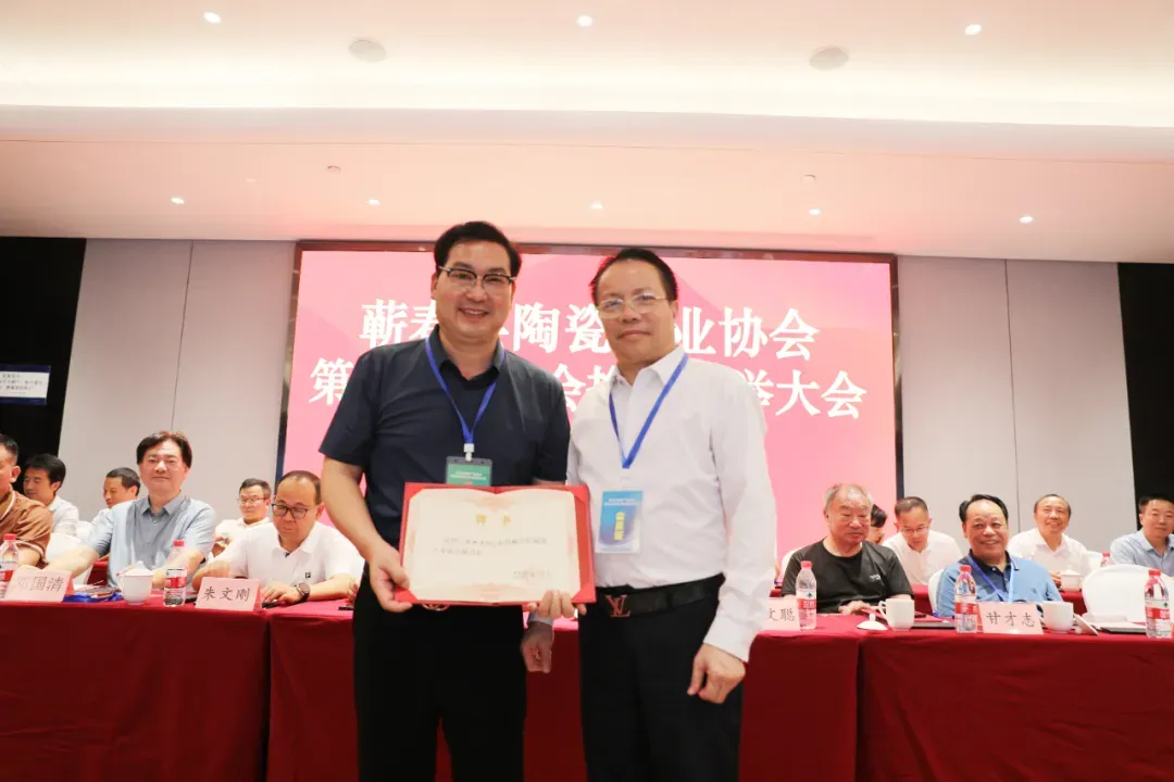 Товарищ хуцзыцзинь вручил письмо о назначении генеральному секретарю товарищу у шуанпину