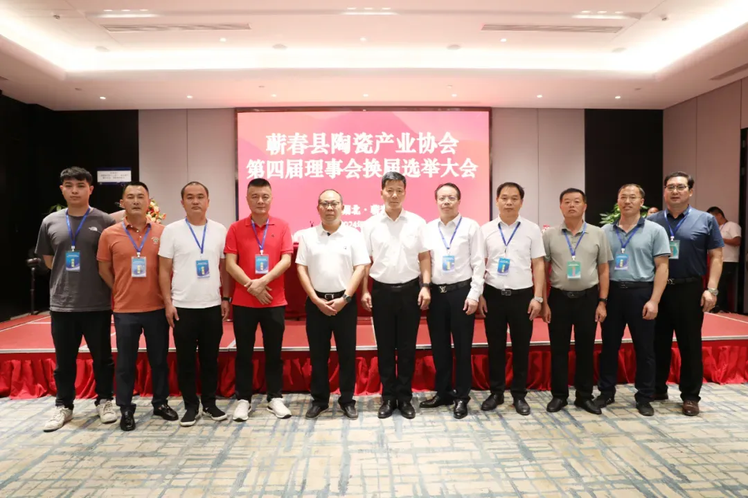 Председатель кнр товарищ хуцзыцзинь (пятый справа) во главе команды членов ассоциации сфотографировал губернатора уезда сунбо (шестой справа) и секретаря городского комитета города чидун чжу вэньгана (пятый слева).