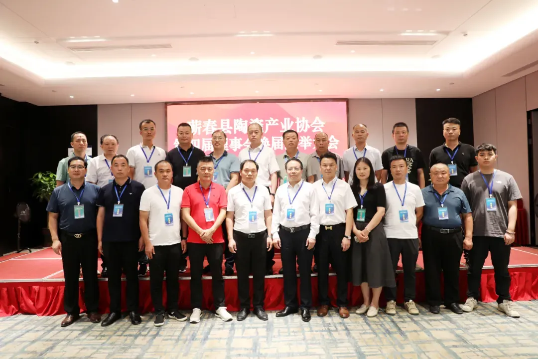 Председатель товарищ хуцзыцзинь сфотографировался с заместителем председателя, заместителем председателя, генеральным секретарем, директором